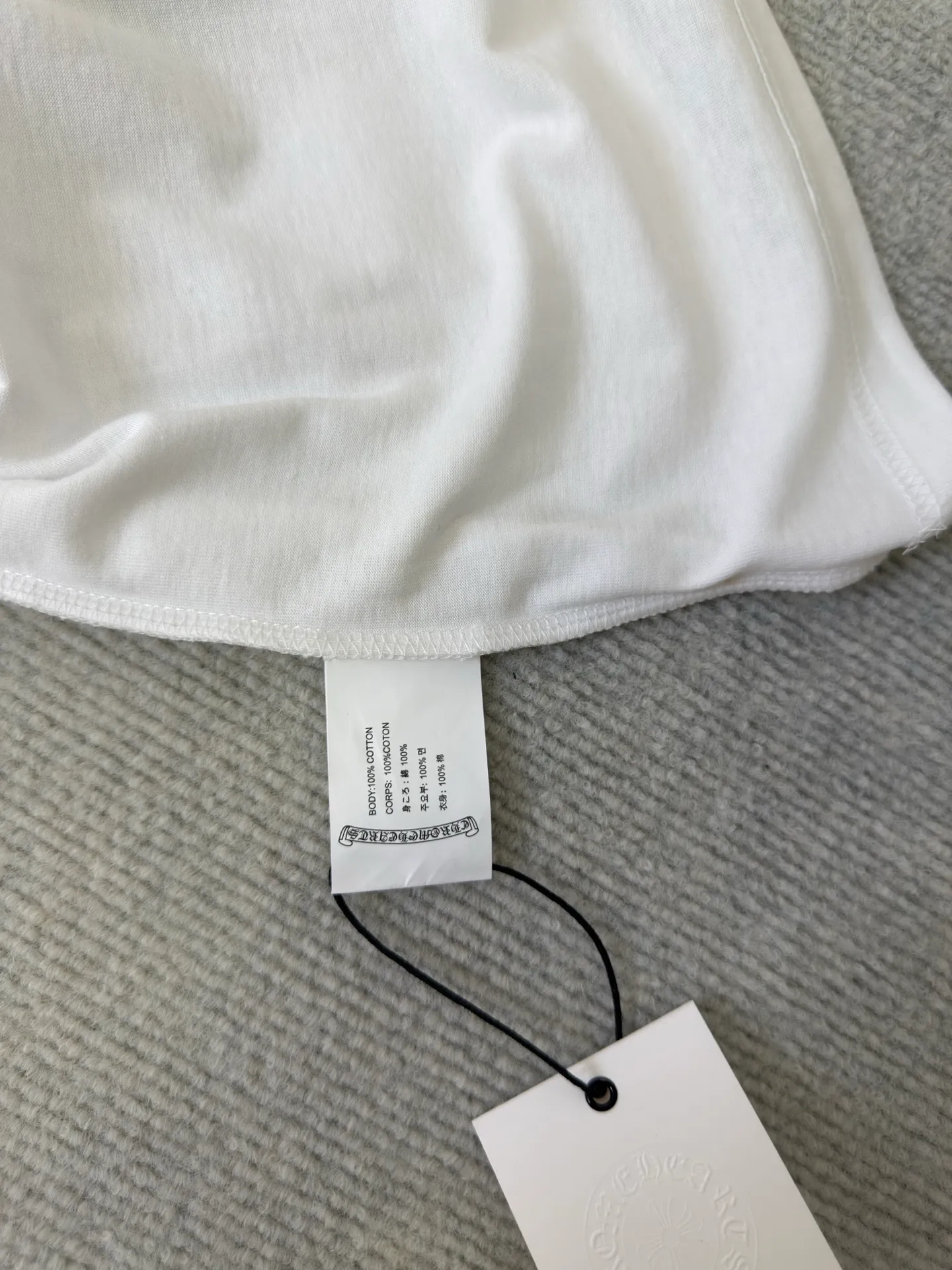 P300 Chrome Heart Miami limited color cross long sleeves. The fabric is made of 26-woven 220g cotton. The printing uses high-temperature ink printing technology, and the color of the printing area is extremely complex. Size S M L